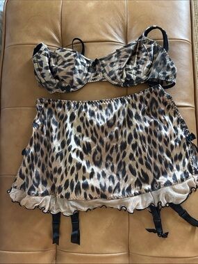 Vintage Victoria’s Secret Leopard Bra Garter Skirt Thong Set 34B / L